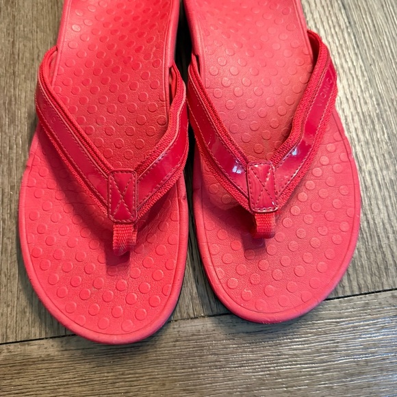Red Vionic flip flops - Picture 2 of 6